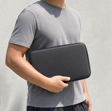 Closed hardshell paddle case carried under one arm